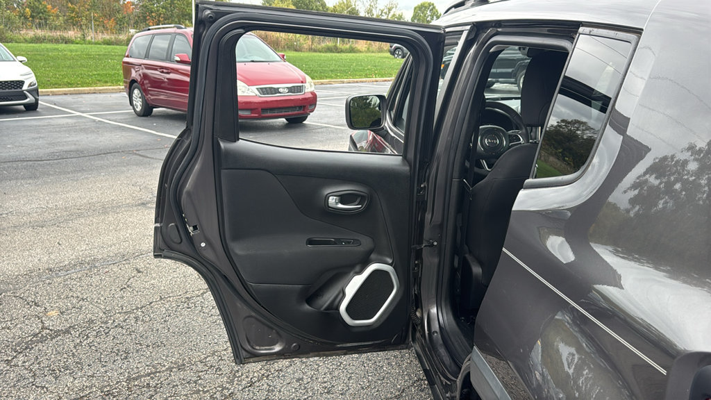 Used 2018 Jeep Renegade Latitude w/ Popular Equipment Group AWD/4WD image 27