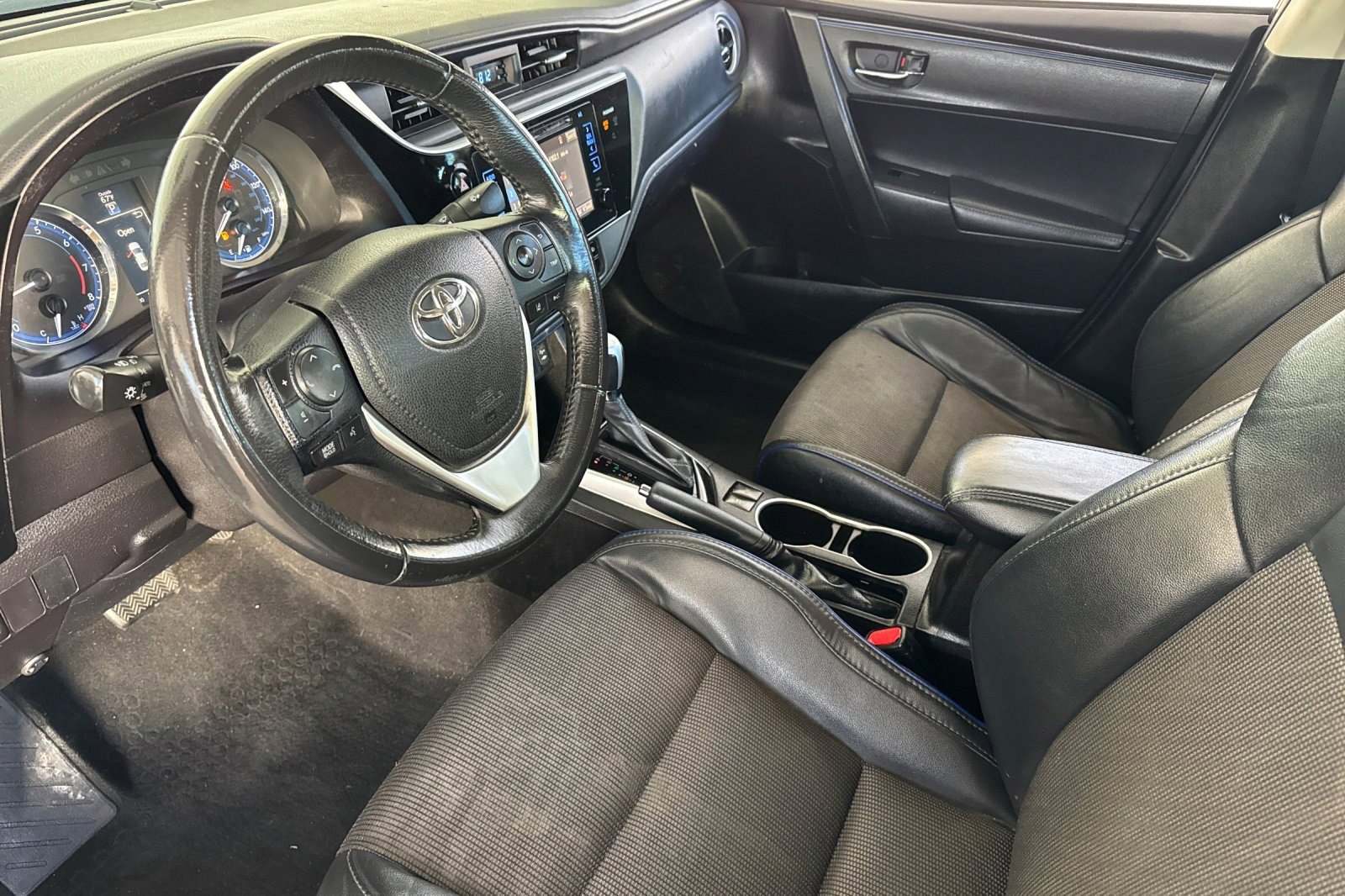 Used 2017 Toyota Corolla SE w/ SE Premium Package image 4