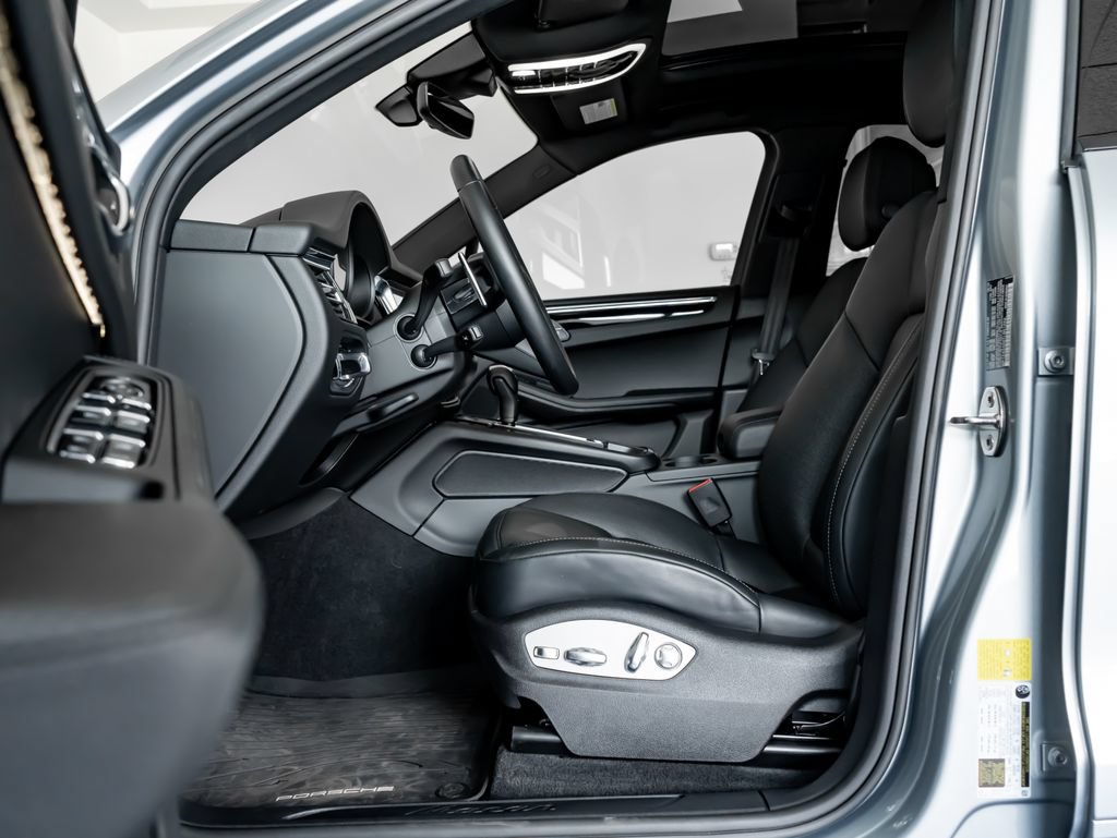 Certified 2026 Porsche Macan AWD/4WD image 5