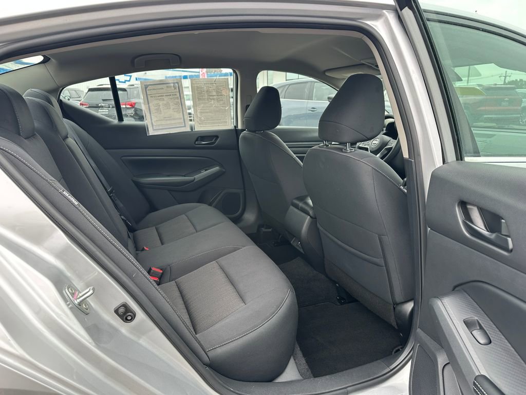 Used 2025 Nissan Altima 2.5 SV FWD image 15