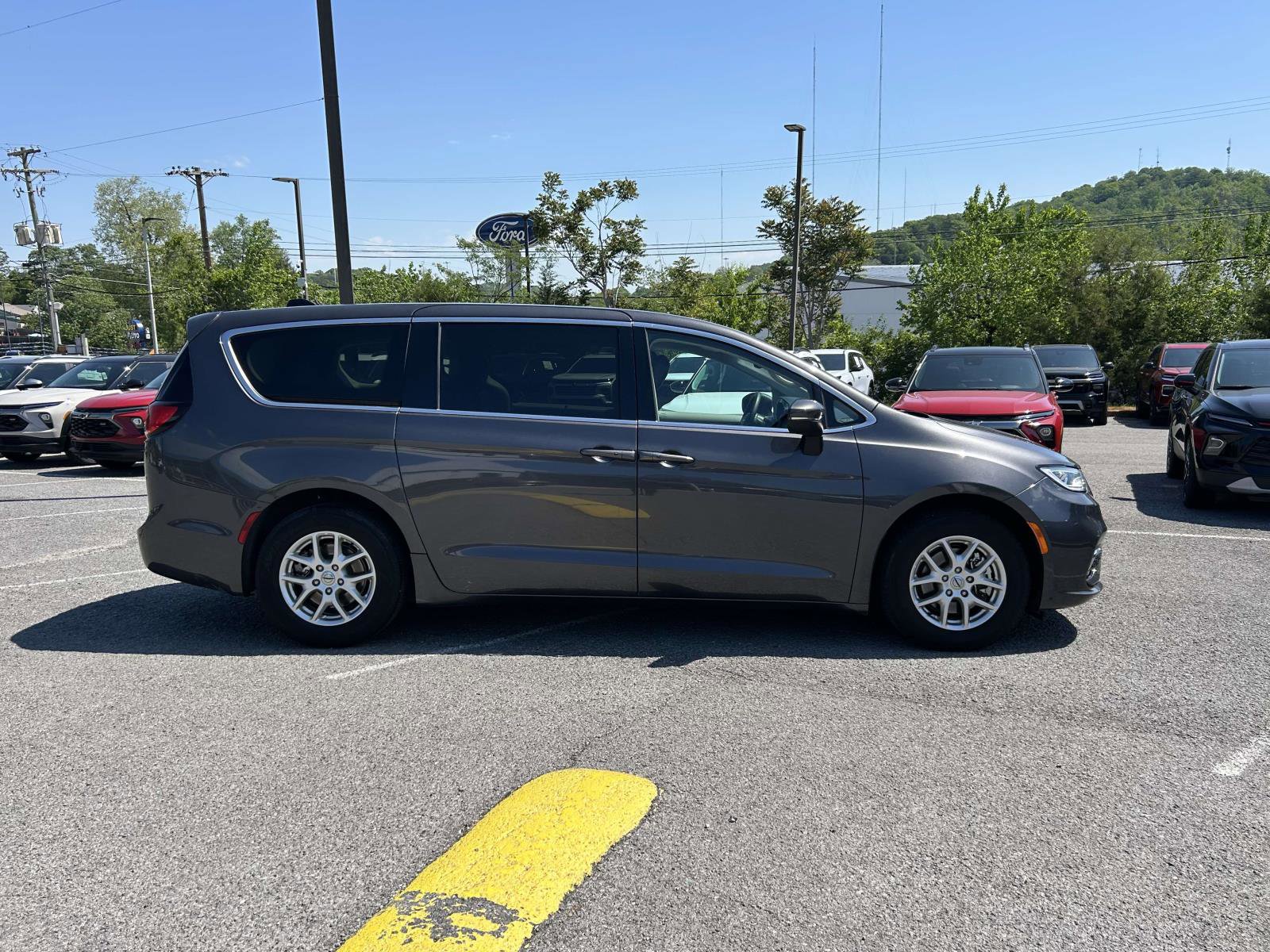 Used 2023 Chrysler Pacifica Touring-L FWD image 2