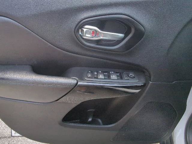 Certified 2021 Jeep Cherokee Latitude Plus AWD/4WD image 12