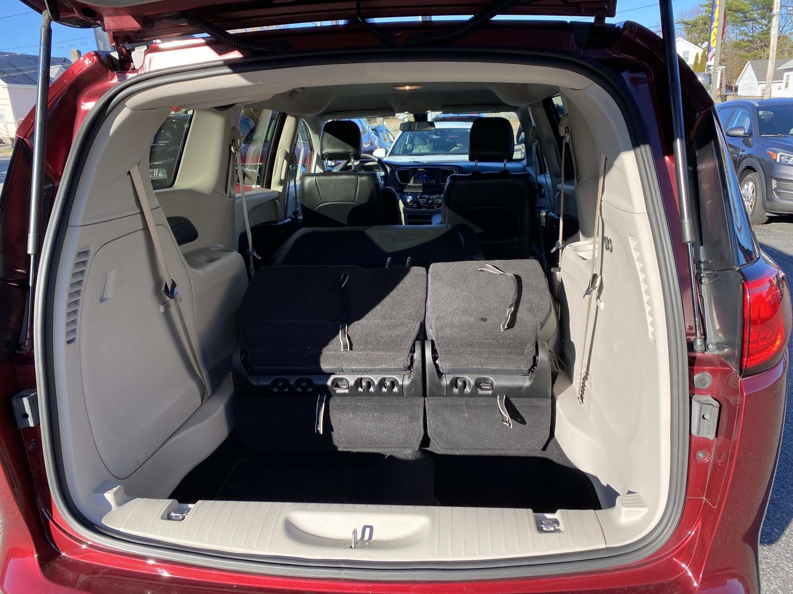 Used 2020 Chrysler Voyager L image 5