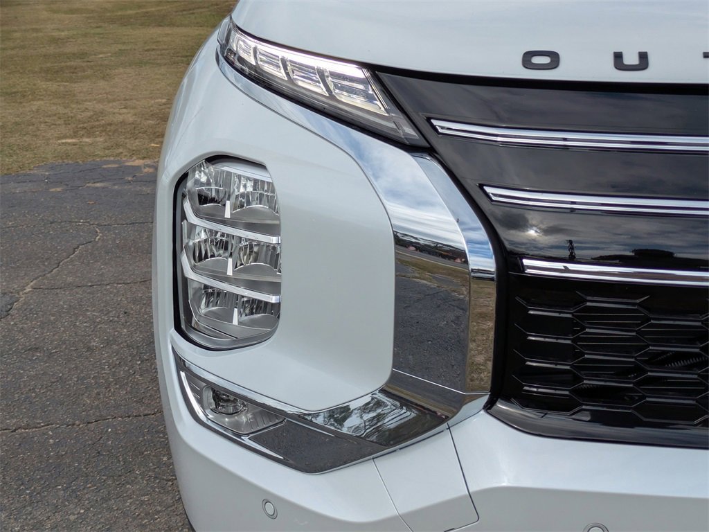 New 2025 Mitsubishi Outlander SE image 10