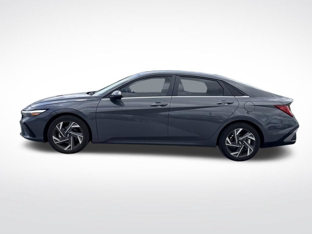 Used 2024 Hyundai Elantra SEL w/ Convenience Package FWD image 3