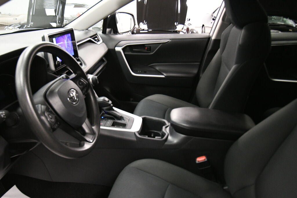 Certified 2025 Toyota RAV4 LE FWD image 18