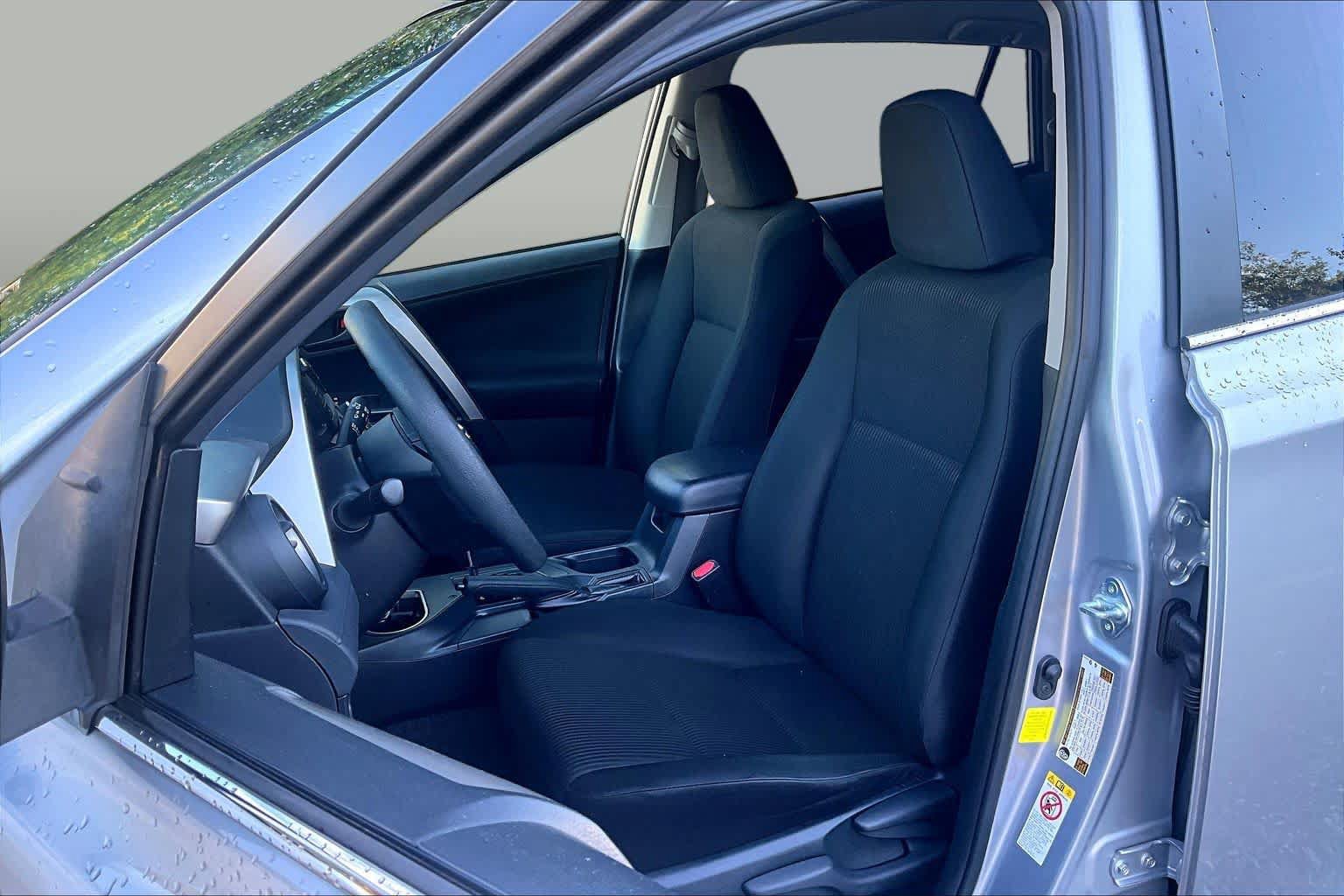 Used 2018 Toyota RAV4 LE FWD image 8