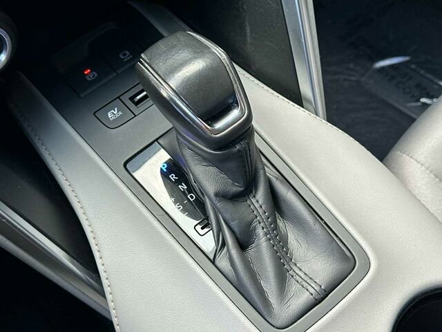 Used 2024 Toyota Venza LE AWD/4WD image 25