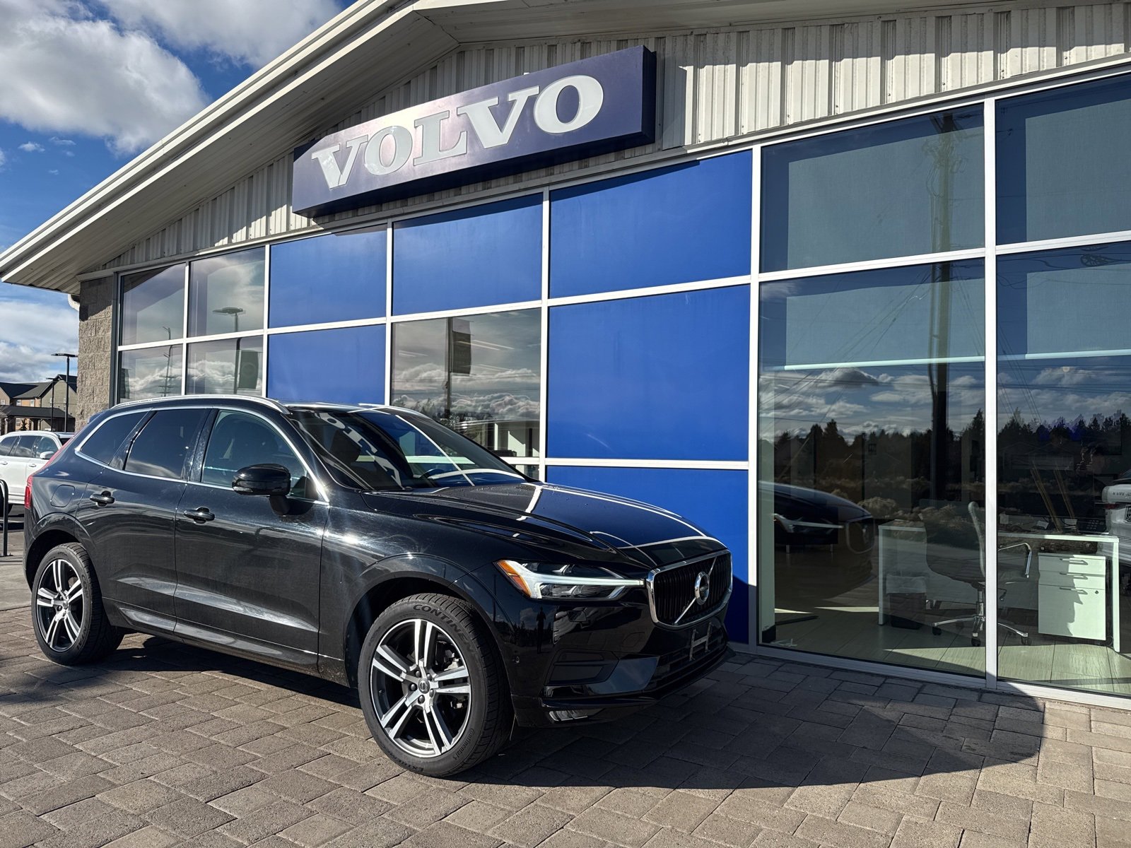 Used 2018 Volvo XC60 T6 Momentum w/ Convenience Package