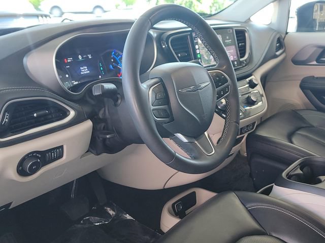 Used 2023 Chrysler Pacifica Touring-L FWD image 8