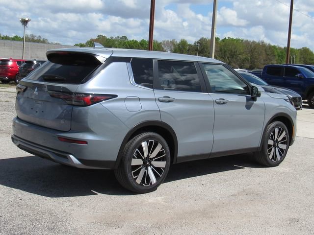 New 2026 Mitsubishi Outlander SE image 3