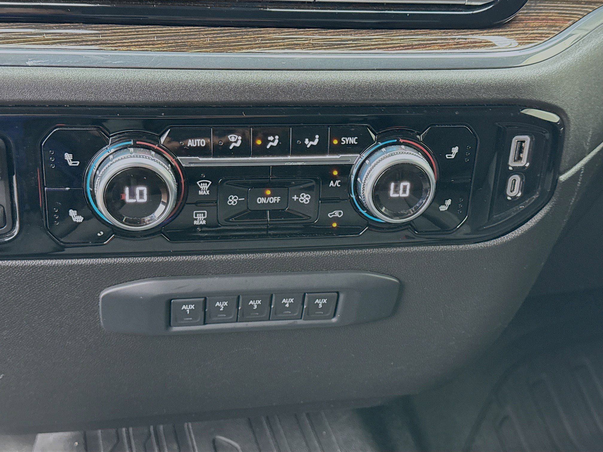 Used 2024 GMC Sierra 3500 SLE w/ SLE Convenience Package image 12