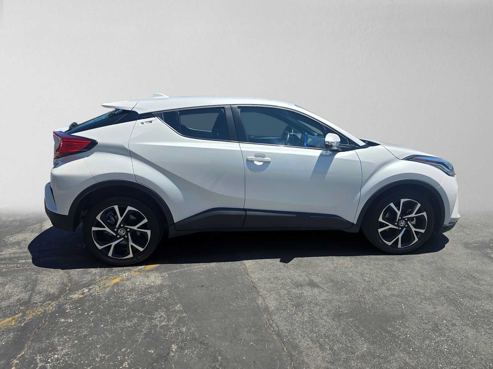 Used 2022 Toyota C-HR XLE FWD image 2