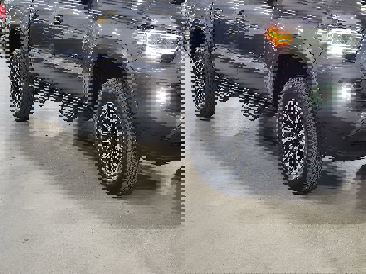 Used 2021 Toyota Tacoma TRD Sport w/ Technology Package image 16