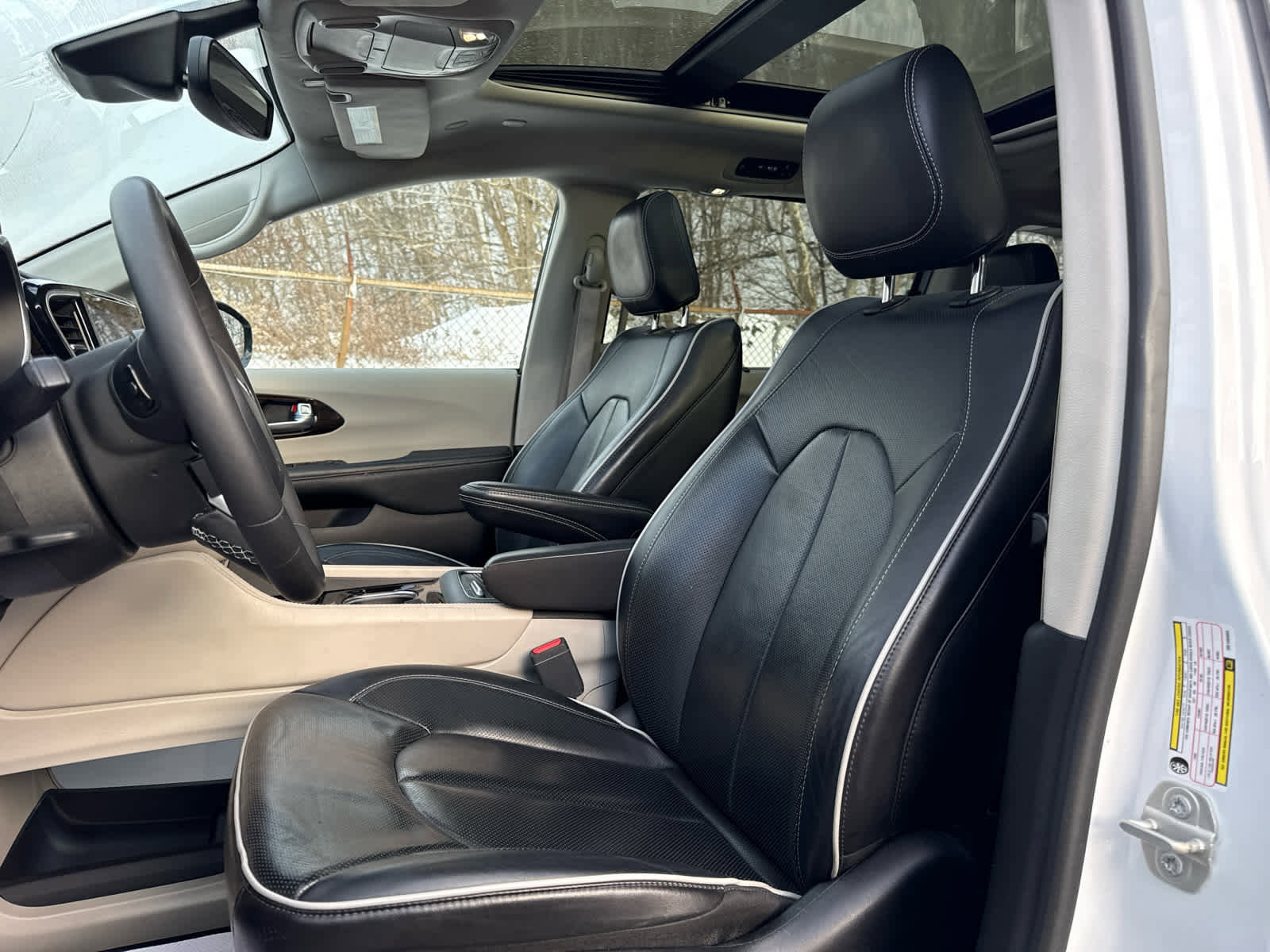 Used 2024 Chrysler Pacifica Limited image 12