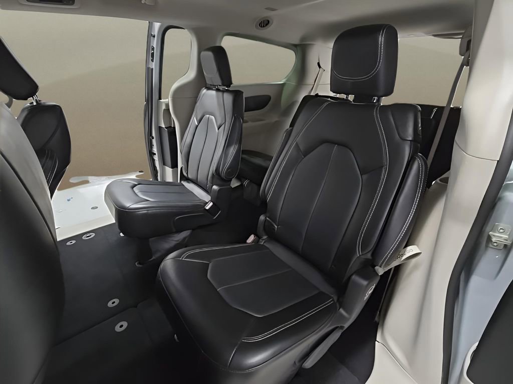 Used 2024 Chrysler Pacifica Touring-L image 15