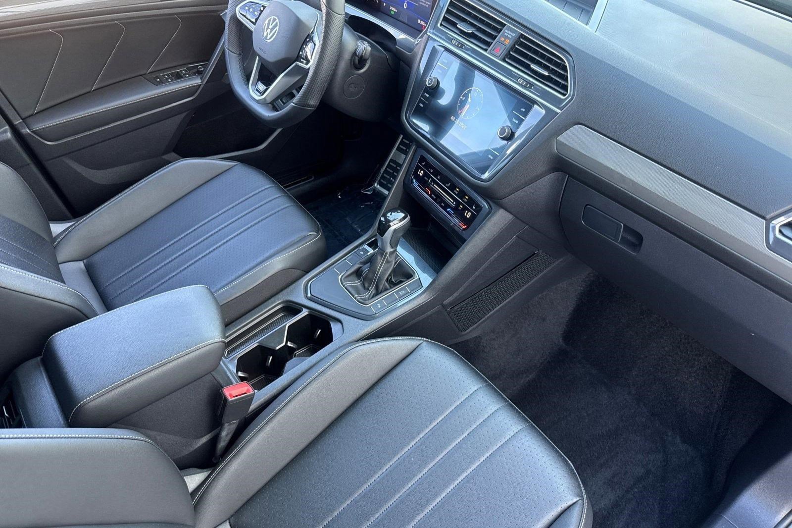 Used 2022 Volkswagen Tiguan SE R-Line image 32