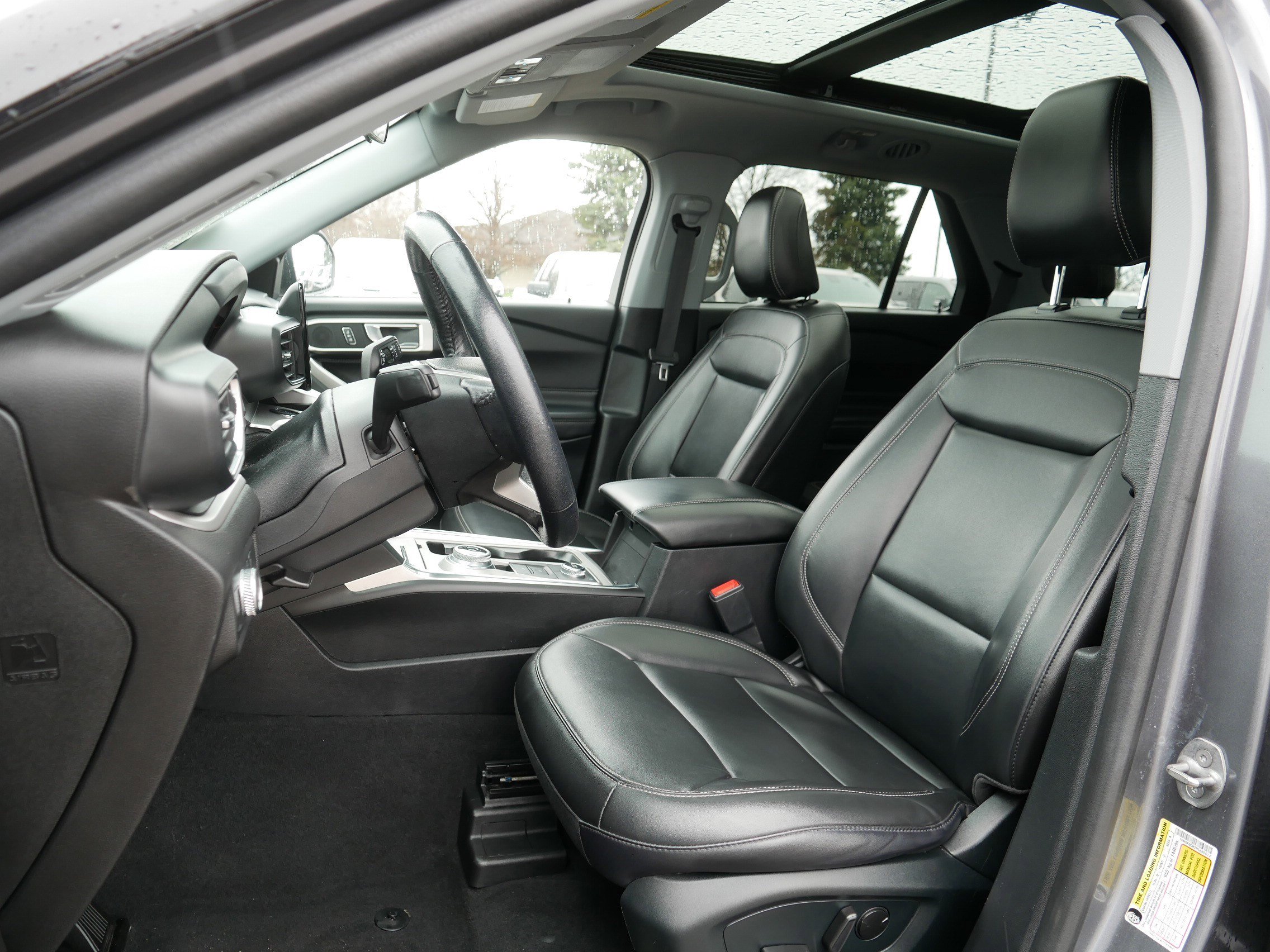 Used 2022 Ford Explorer XLT w/ Equipment Group 202A AWD/4WD image 34