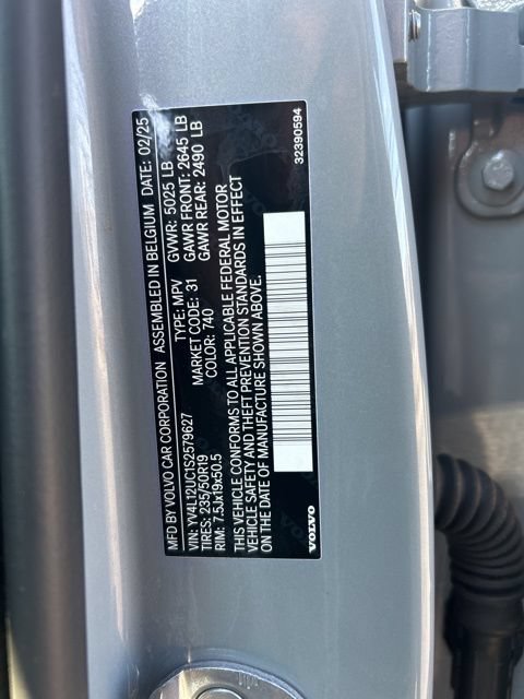 Certified 2025 Volvo XC40 B5 Plus AWD/4WD image 27