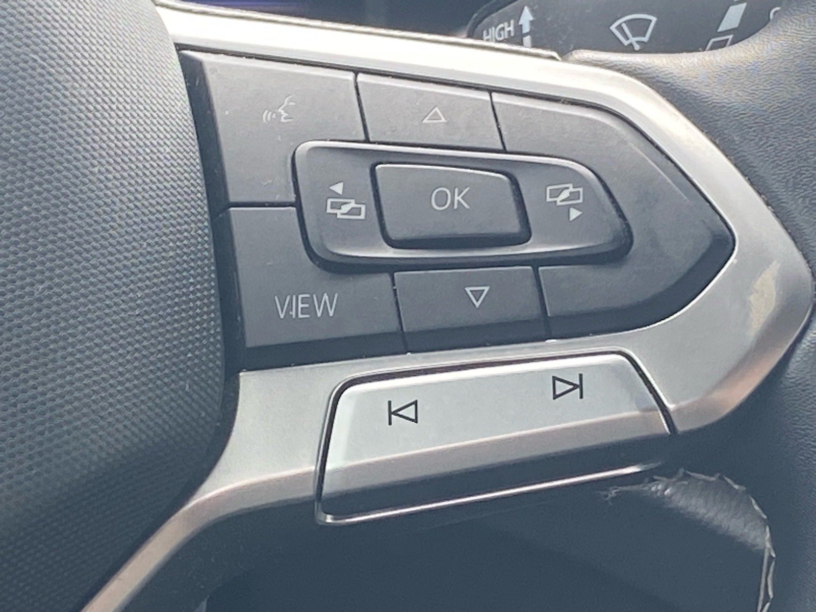 Certified 2023 Volkswagen Atlas Cross Sport SE w/ Panoramic Sunroof Package AWD/4WD image 7