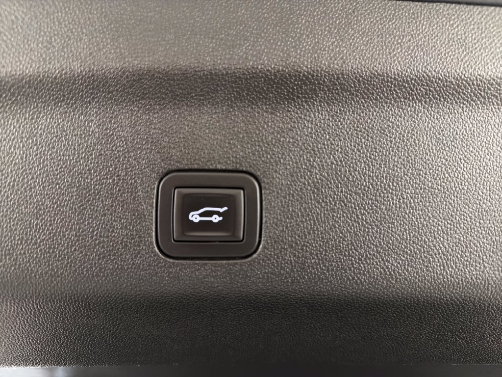Used 2025 GMC Yukon Denali RWD image 8