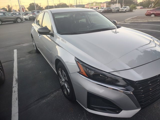 Used 2024 Nissan Altima 2.5 S FWD image 3