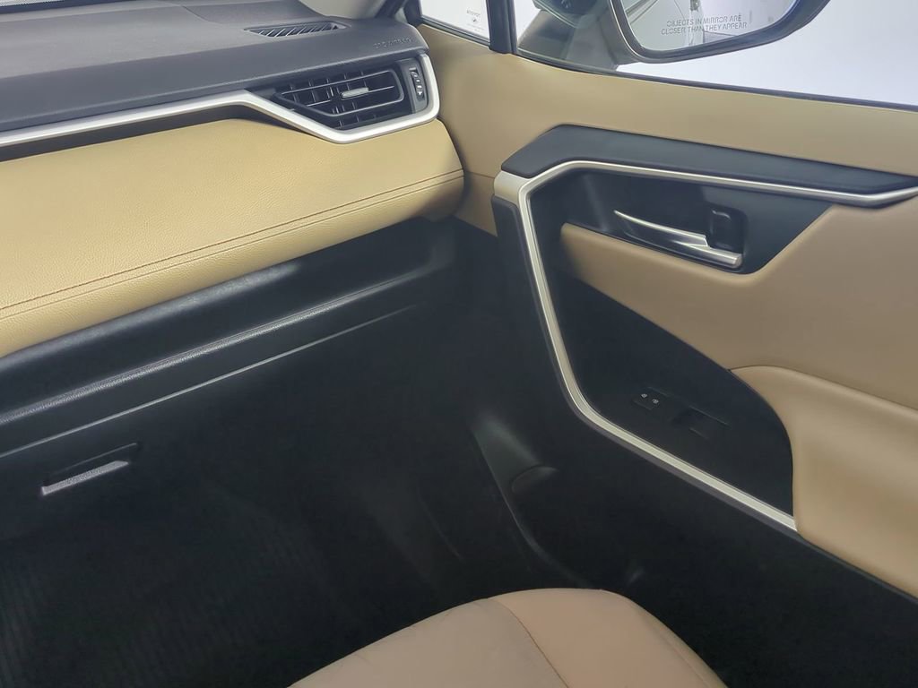 Used 2020 Toyota RAV4 XLE w/ Convenience Package FWD image 20