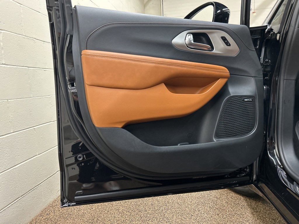 New 2026 Chrysler Pacifica Pinnacle image 13