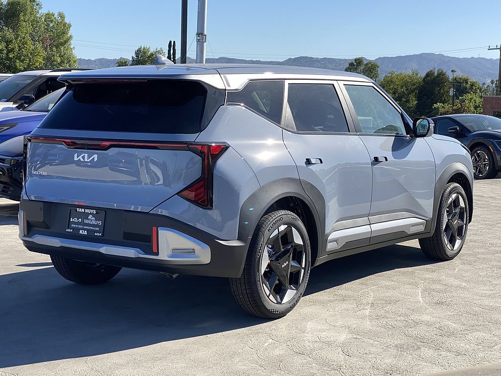 New 2027 Kia Seltos S FWD image 3