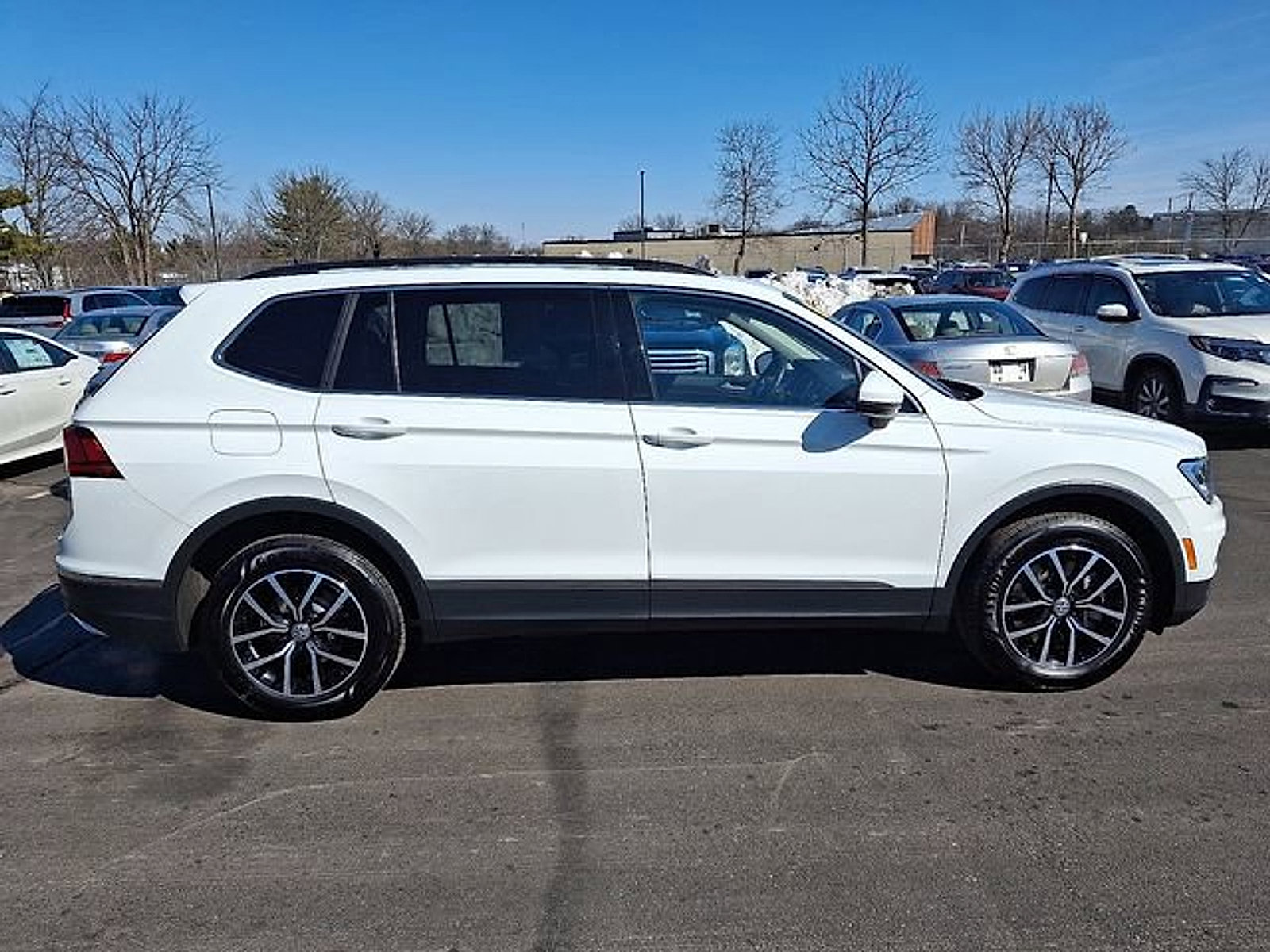 Used 2021 Volkswagen Tiguan SE w/ Panoramic Sunroof Package image 7