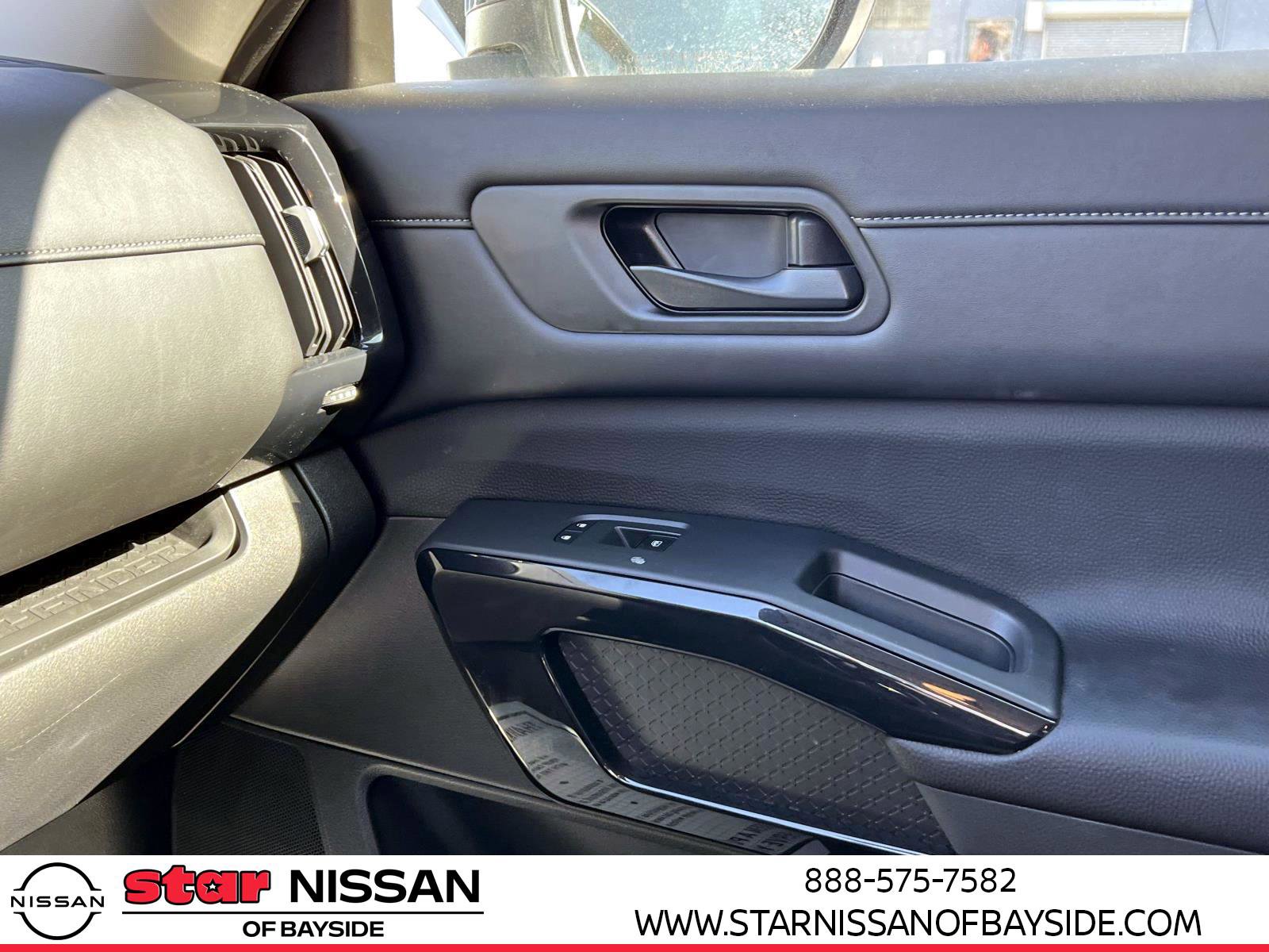 Used 2024 Nissan Pathfinder S image 33