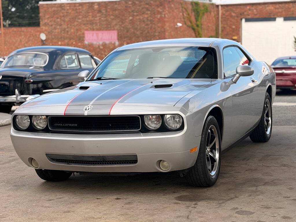 Used 2010 Dodge Challenger SE RWD image 4
