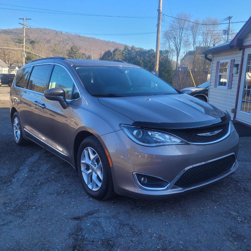 Used 2017 Chrysler Pacifica Touring-L w/ Tire & Wheel Group image 2