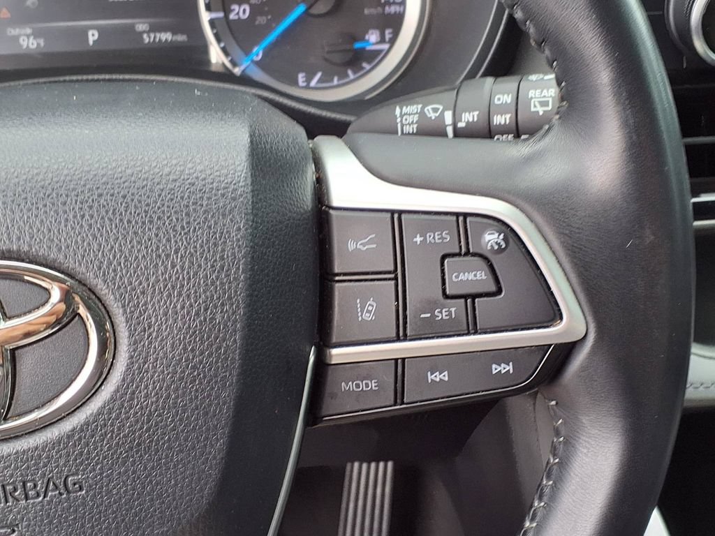 Used 2023 Toyota Highlander LE FWD image 33