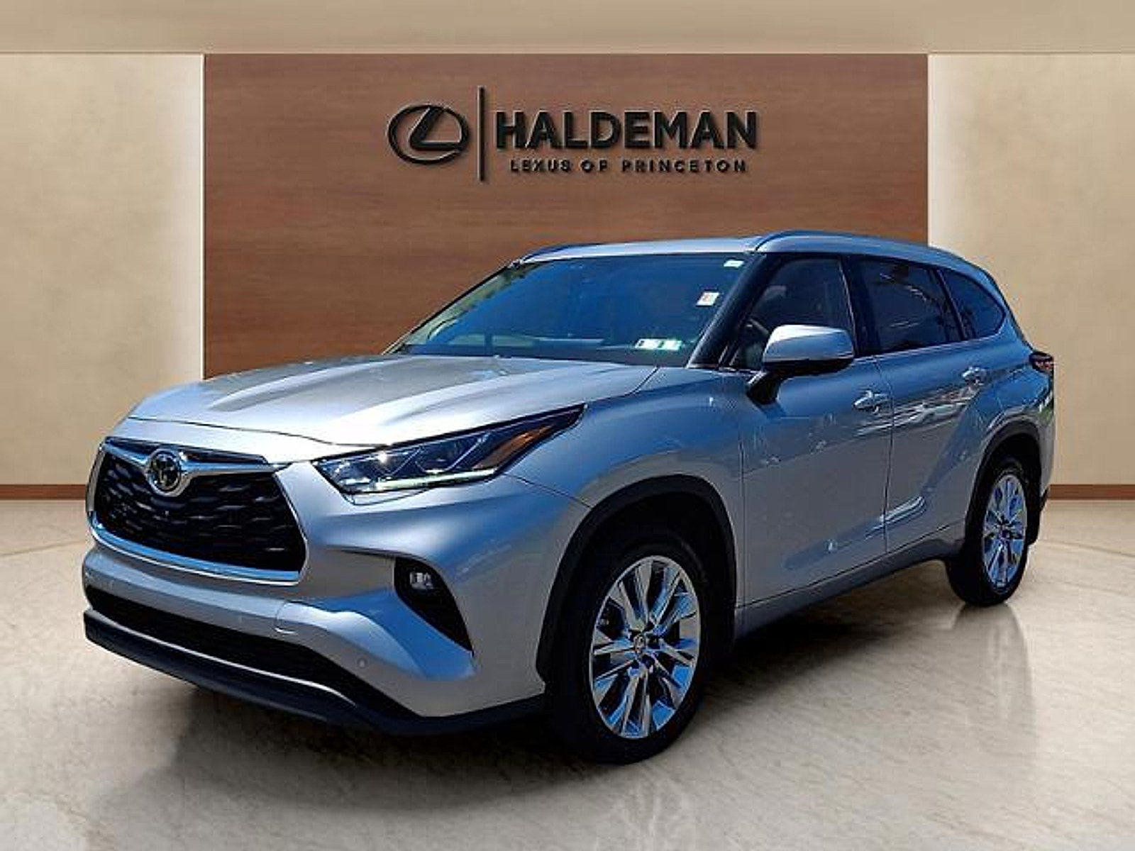 Used 2024 Toyota Highlander Limited AWD/4WD image 3