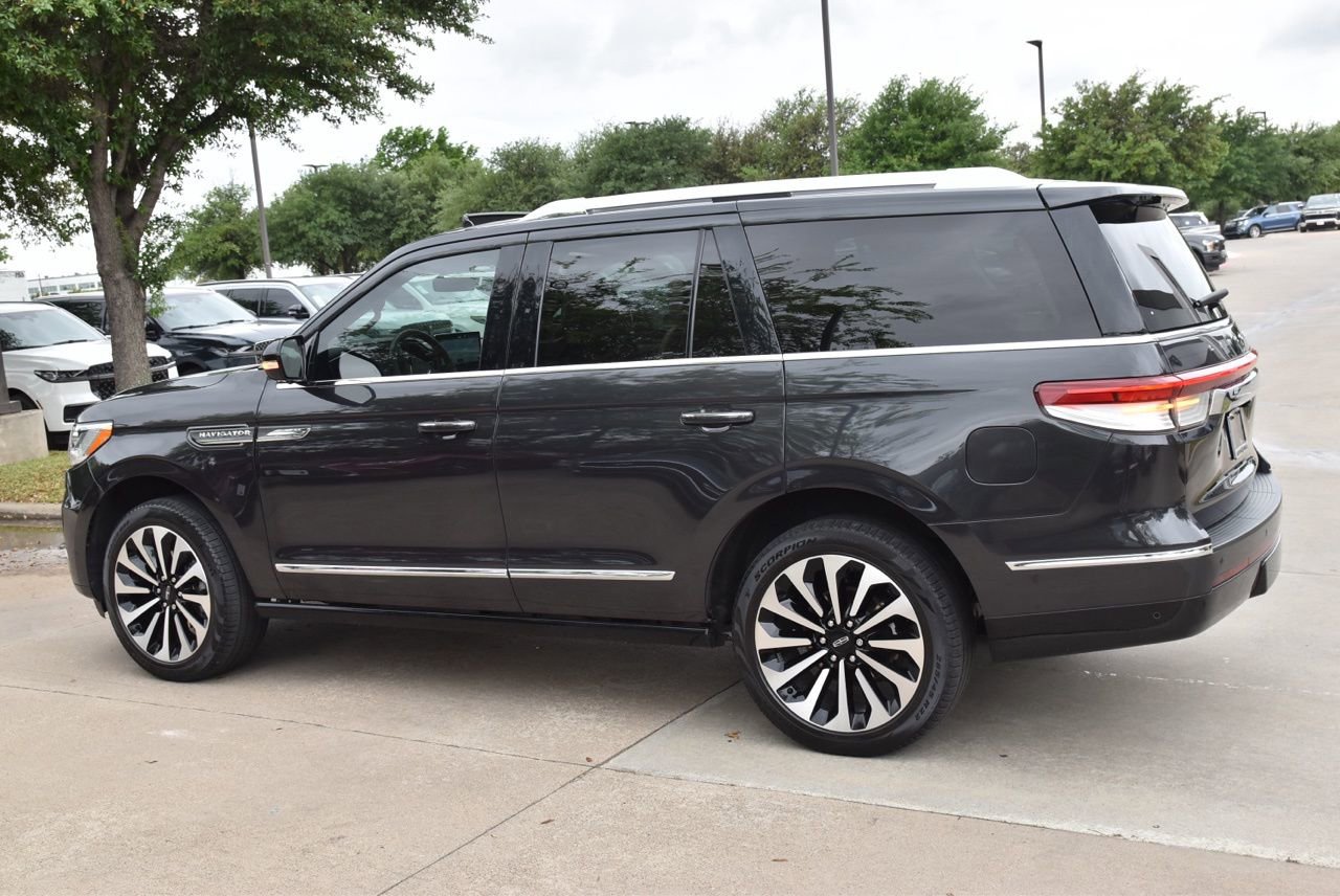 Used 2024 Lincoln Navigator Reserve image 11