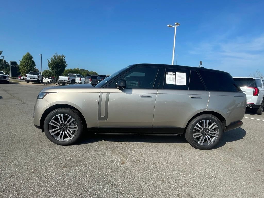 Used 2025 Land Rover Range Rover SE AWD/4WD image 3