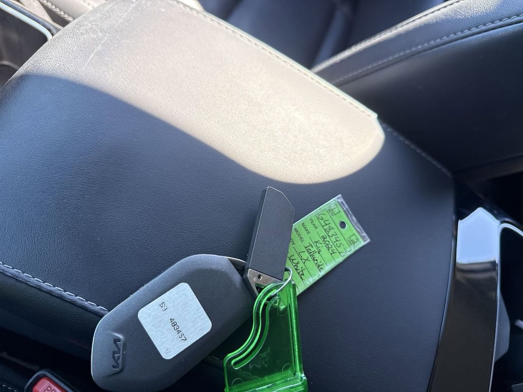 Used 2024 Kia Telluride LX image 25