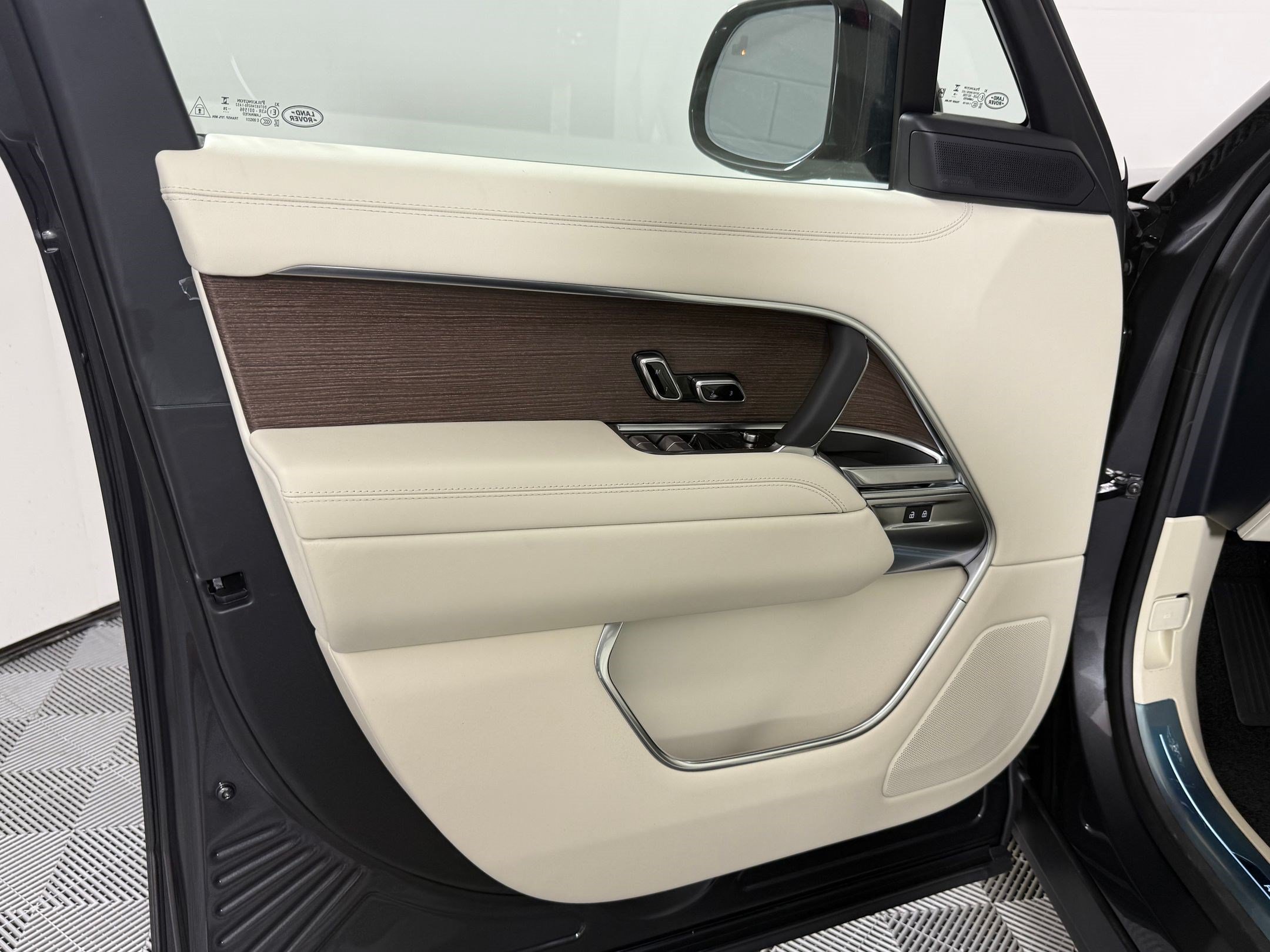 New 2026 Land Rover Range Rover Long Wheelbase SE AWD/4WD image 14