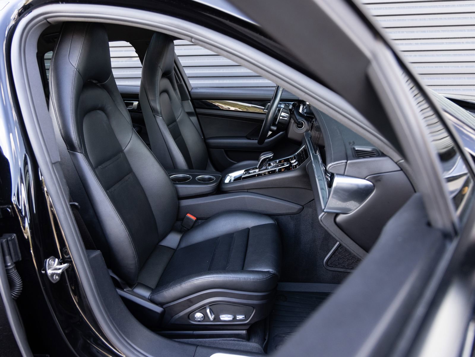 Used 2018 Porsche Panamera 4 image 32