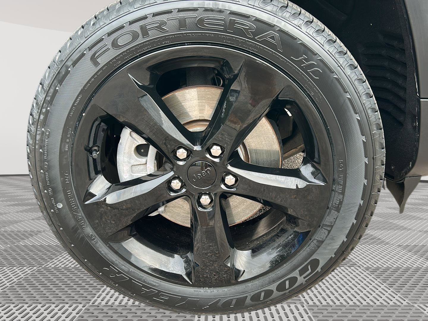 Used 2023 Jeep Grand Cherokee L Laredo image 28