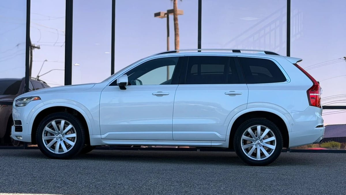 Used 2016 Volvo XC90 T6 Momentum w/ Momentum Plus Package AWD/4WD image 5