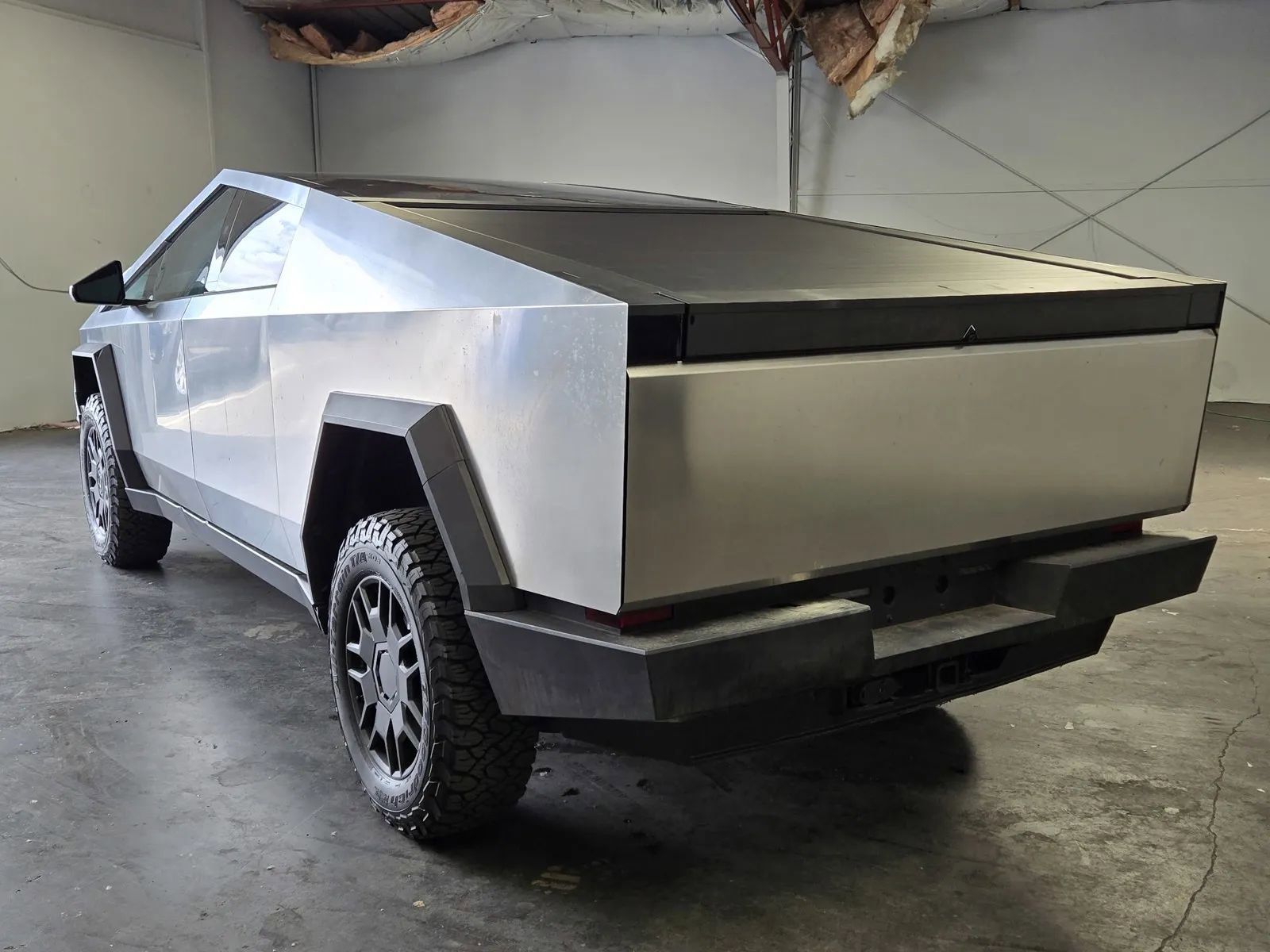 Used 2025 Tesla Cybertruck AWD Crew Cab image 2