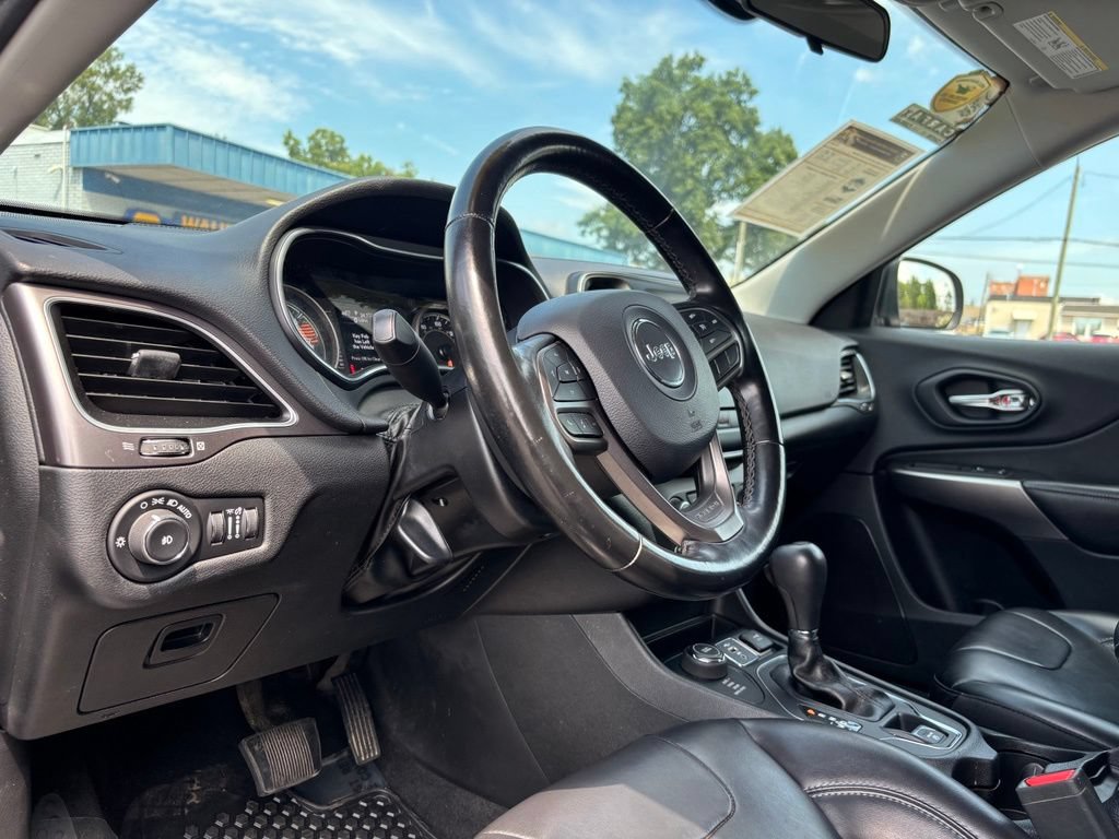 Used 2019 Jeep Cherokee Latitude Plus w/ Cold Weather Group AWD/4WD image 11