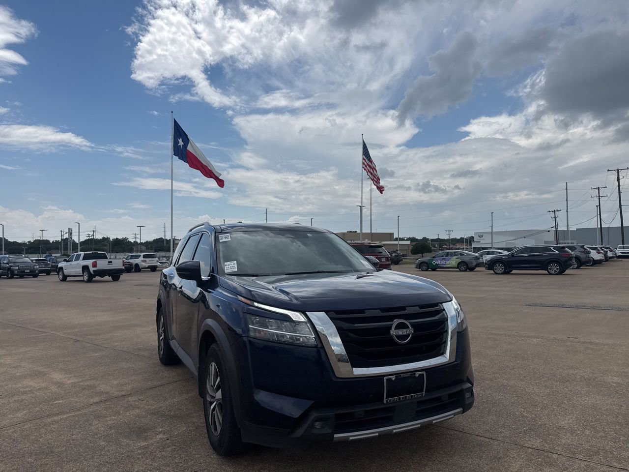 Certified 2022 Nissan Pathfinder SL w/ Lighting Package (N92) FWD image 2