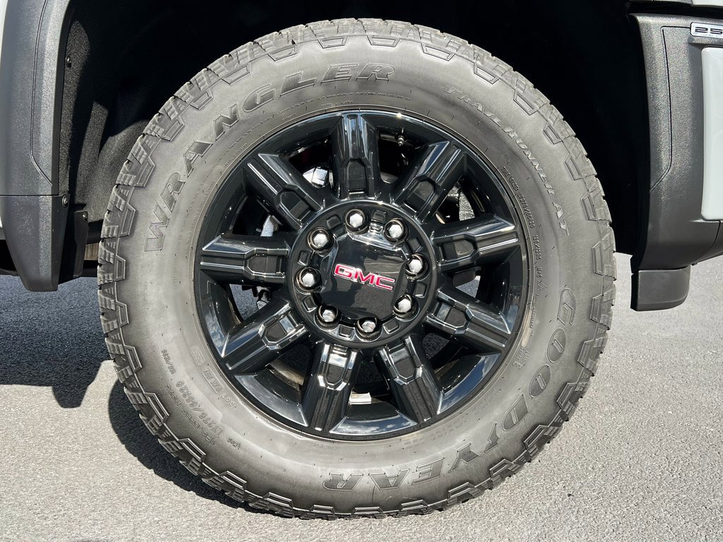 Used 2025 GMC Sierra 2500 AT4 image 16