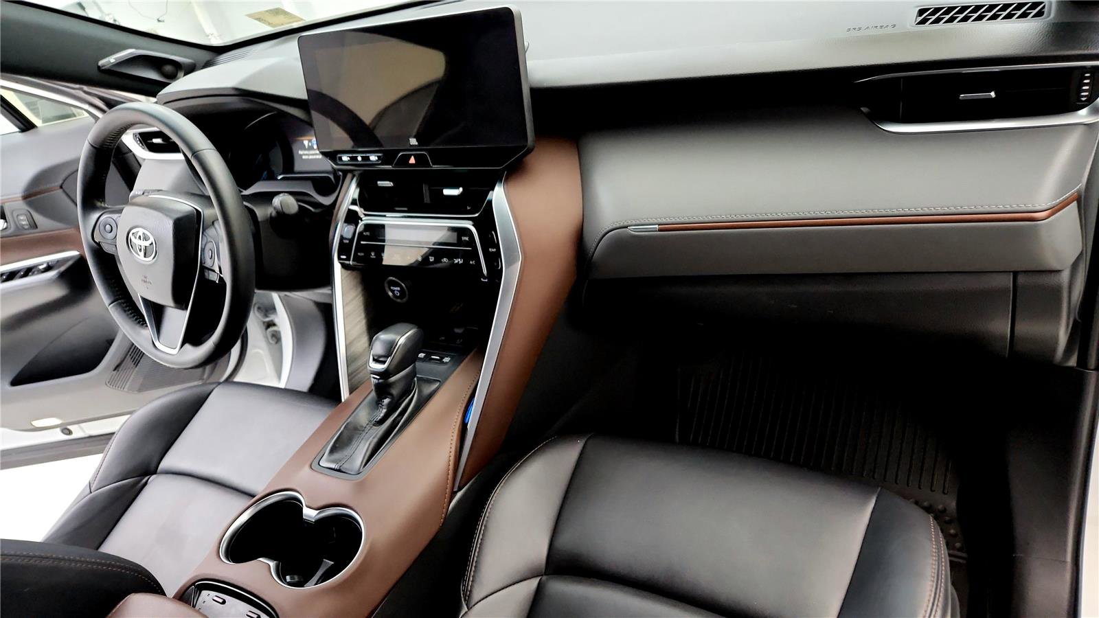 Used 2024 Toyota Venza XLE image 27