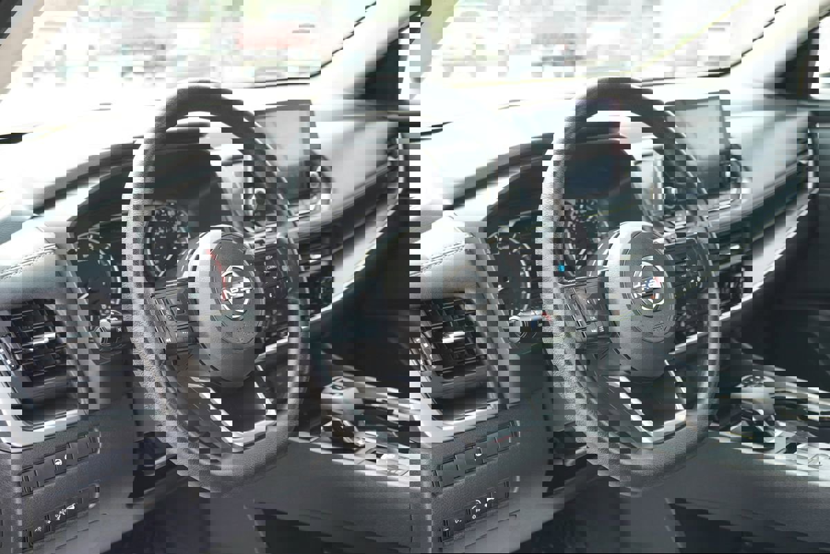 Used 2024 Nissan Rogue SV image 24