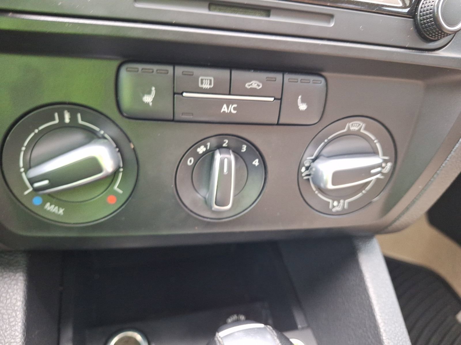 Used 2015 Volkswagen Jetta SE FWD image 24