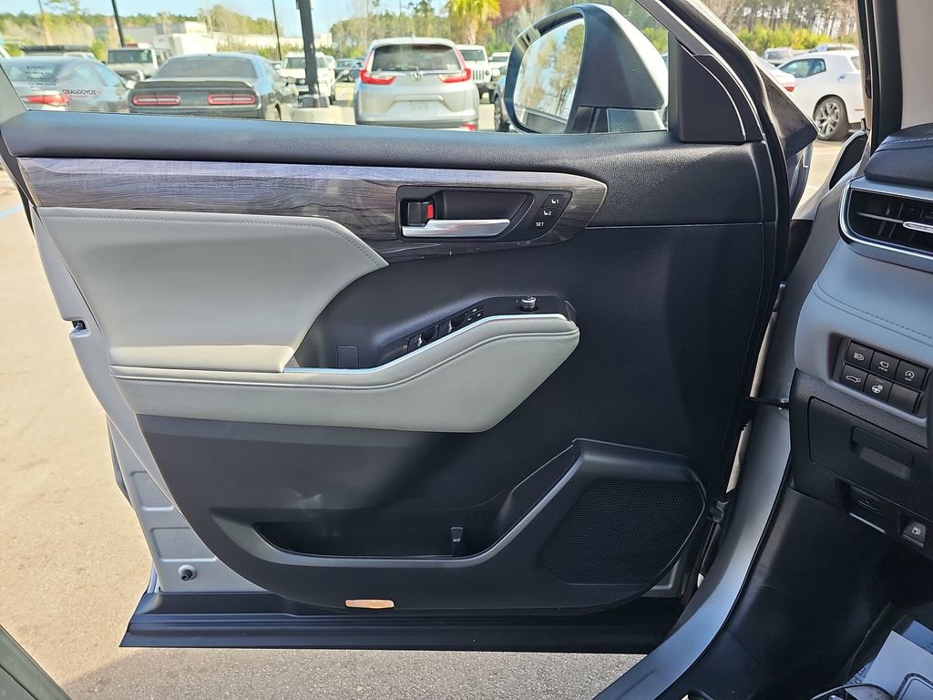 Used 2024 Toyota Highlander Platinum image 32